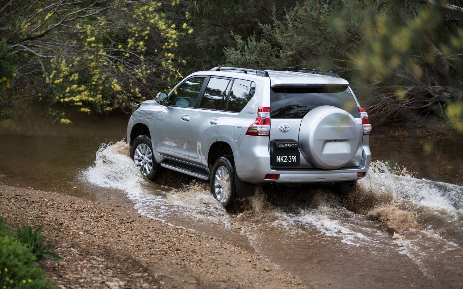 Comparison Toyota Land Cruiser Prado 2015 vs Toyota Highlander LE 2017 SUV Drive Comparison Toyota Land Cruiser Prado 2015 vs Toyota Highlander LE 2017 SUV Drive